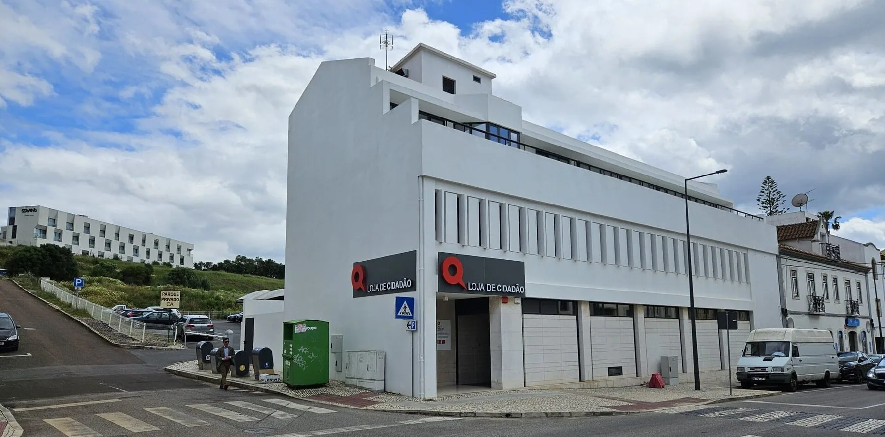 Skylten Loja do Cidadão på en vit byggnad i Santiago do Cacém