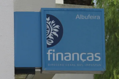 Blå skylt med texten Finanças utanför skattekontoret i Albufeira