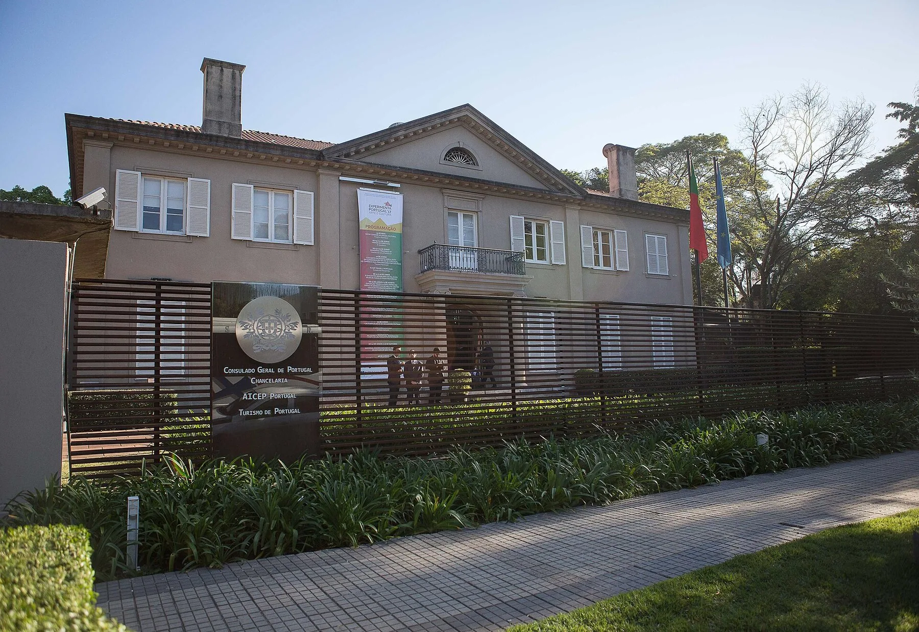 Byggnaden som rymmer Portugals generalkonsulat i São Paulo, bakom staket och skylt