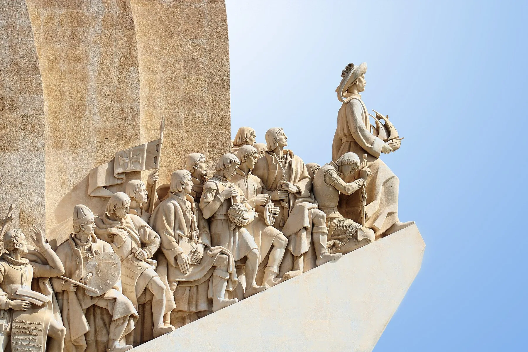 Upptäcktsmonumentet i Belém format som ett skeppsstäv, med en rad stenhuggna figurer som blickar framåt mot ljus himmel