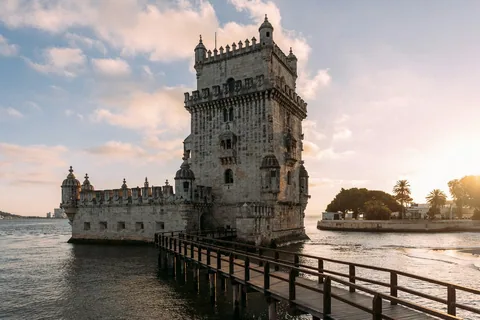 Belémtornet i Lissabon vid vattenbrynet, med träbryggan som leder ut till porten