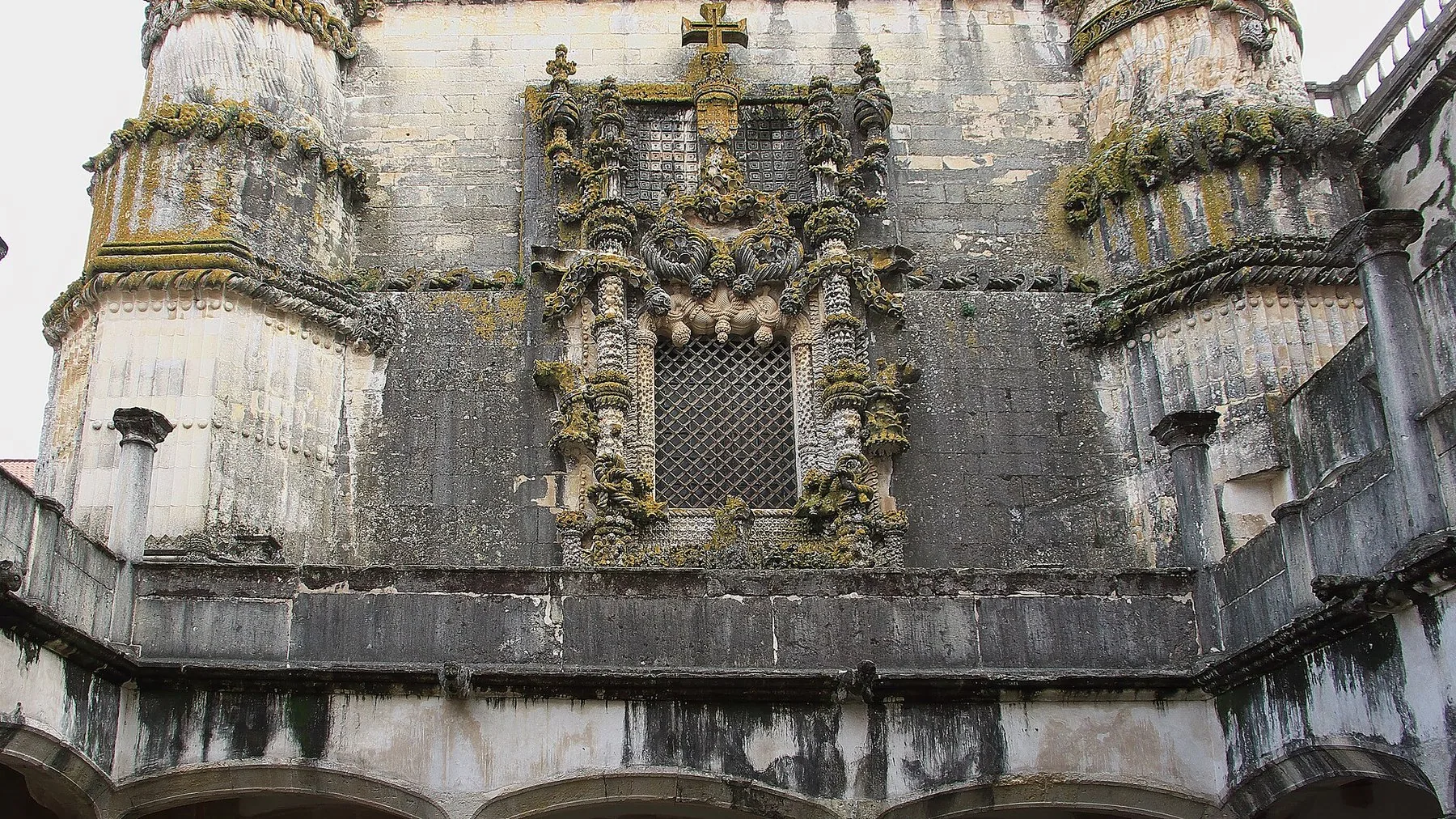 Det manuelinska kapitelfönstret på Convento de Cristo, omgärdat av stenhuggna rep, kors och sjömotiv, mellan två spiralvridna kolonner