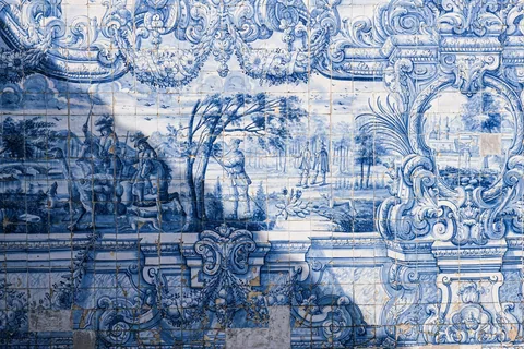 Vägg med blå och vita azulejos i ett rikt ornamenterat mönster